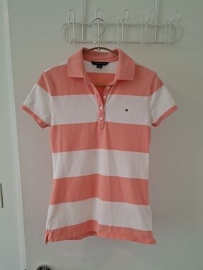 NWOT Tommy Hilfiger Cotton Preppy Striped Peach & White Polo Shirt (Size S)